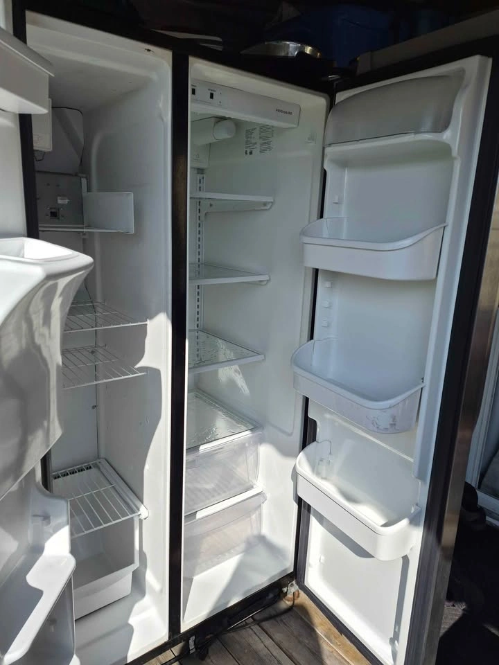 Stainless steel fridge (Frigidaire) - photo 2