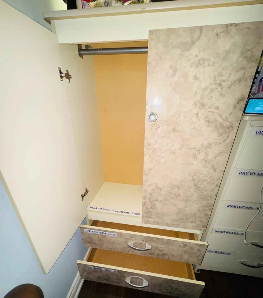 Two-Door Wardrobe with Drawers - photo 2