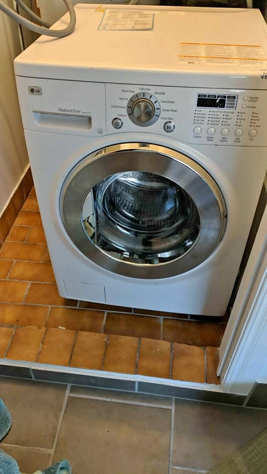 LG All-In-One Front-Load Washer & Dryer - Parts or Fix