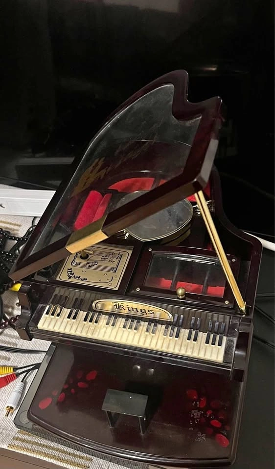 Vintage KINGS Grand Piano Shaped Music/Jewelry Box