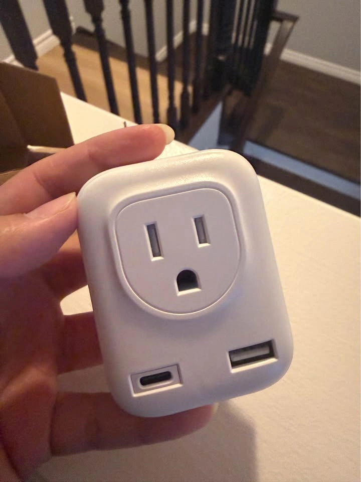 US to UK Travel Adapter with USB-C and USB-A Ports - photo 2