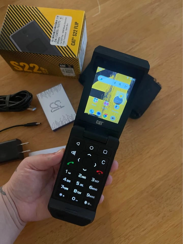 CAT S22 flip phone - photo 2