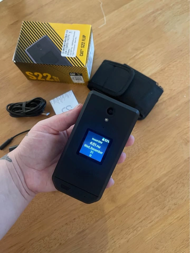 CAT S22 flip phone - photo 3