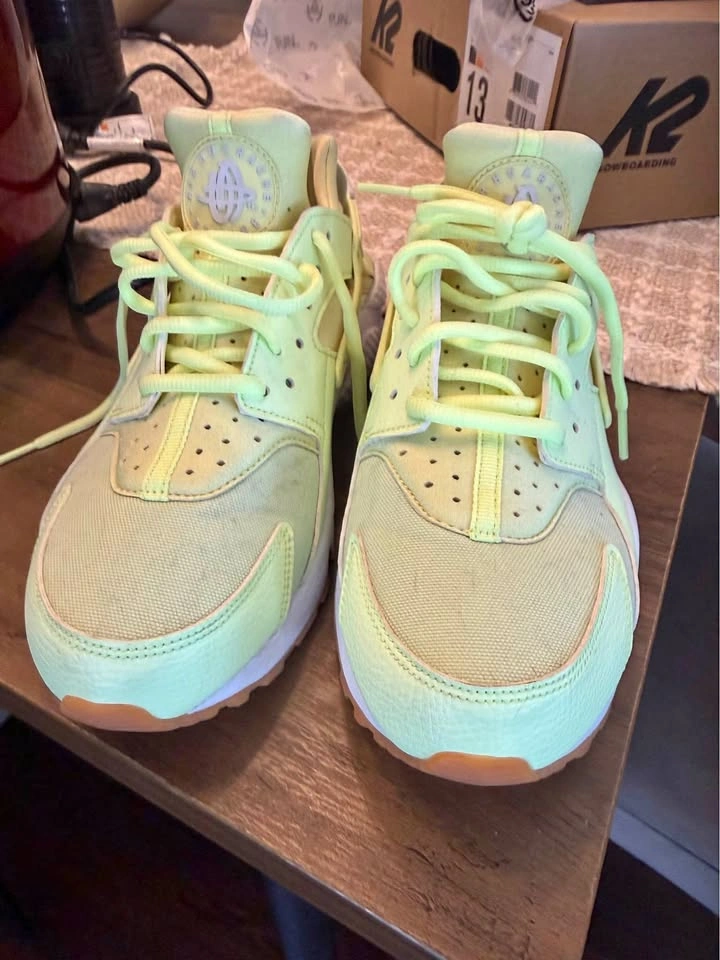 Nike Huarache Shoes Women’s sz 9 - Limited Edition Colour!