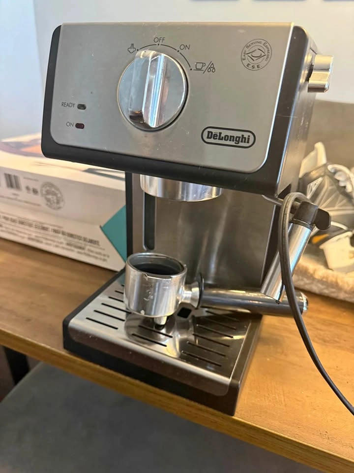 Delonghi Espresso Machine with Milk Frother Wand