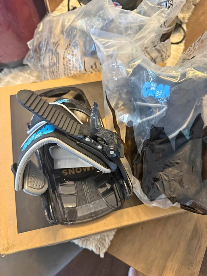 Never worn K2 kids snowboarding boots with bindings!