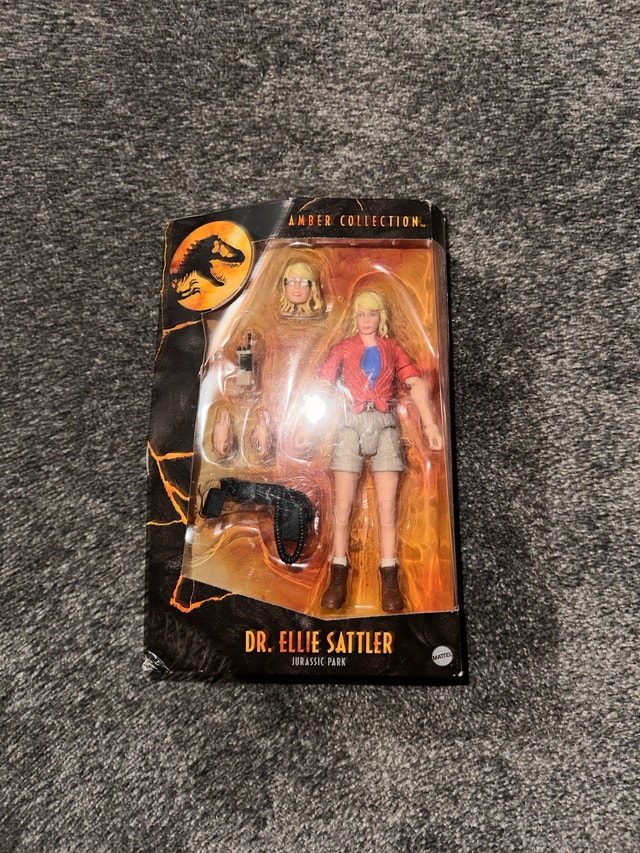 Jurassic Park Amber Collection Dr. Ellie Sattler 6-inch action f - photo 2
