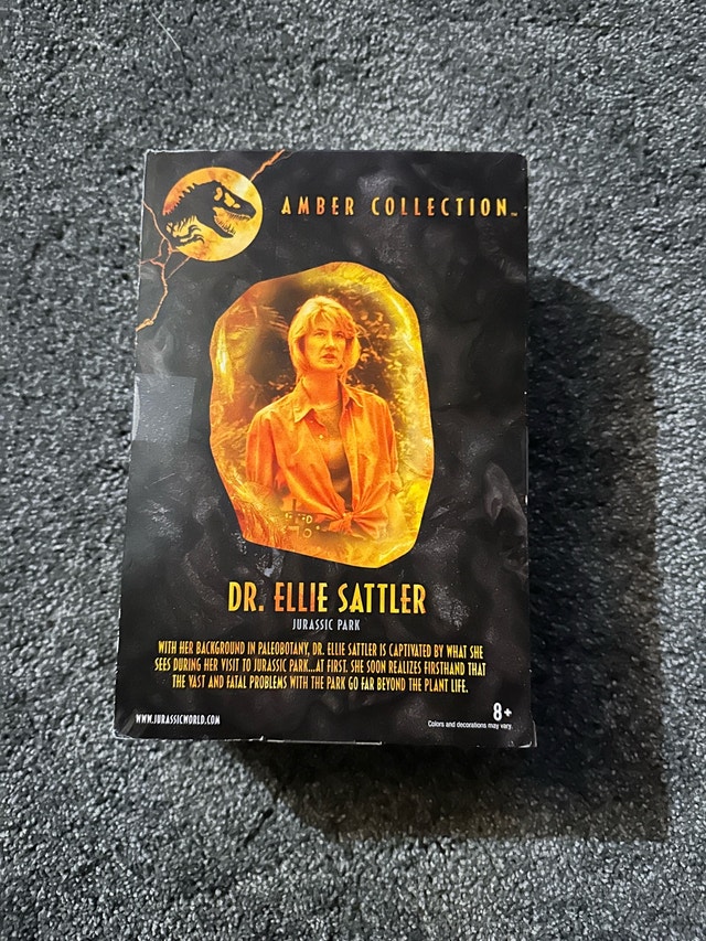 Jurassic Park Amber Collection Dr. Ellie Sattler 6-inch action f - photo 3