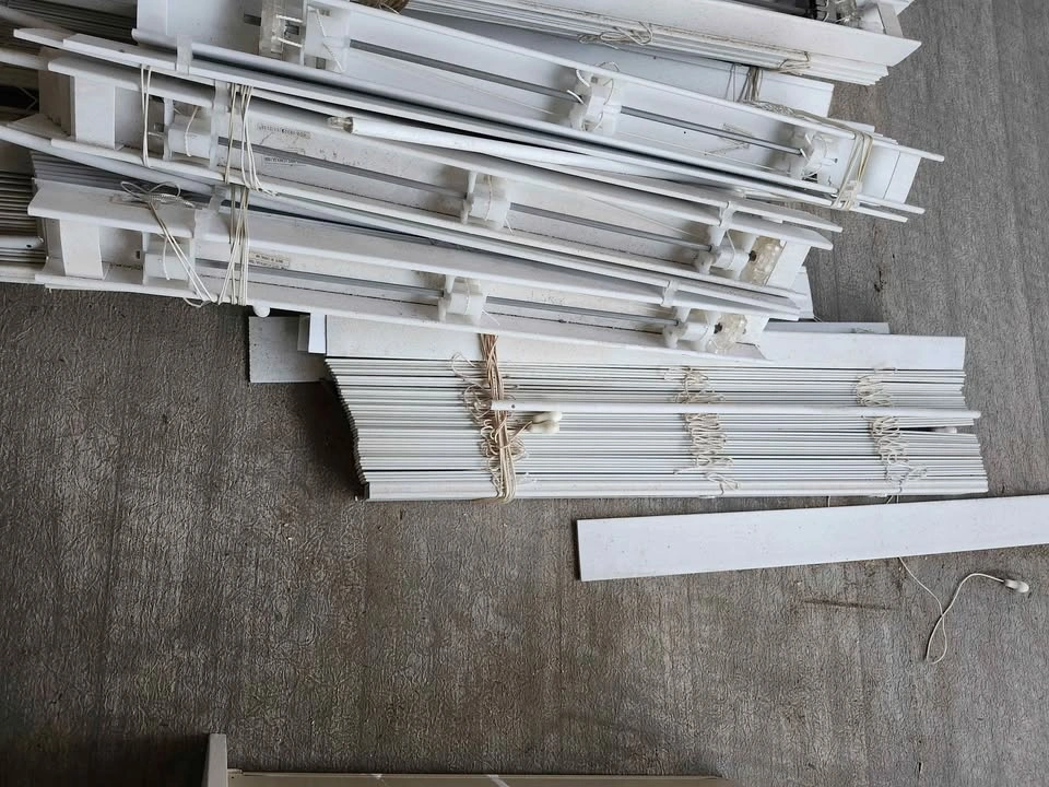 Several sets of Window Blinds - photo 2