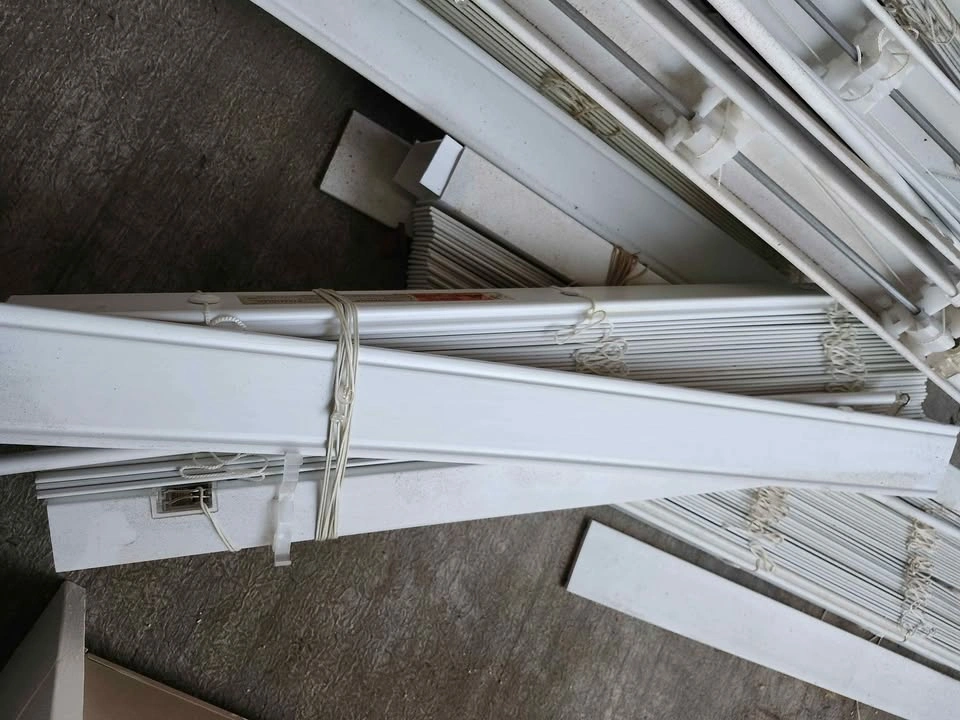Several sets of Window Blinds - photo 3