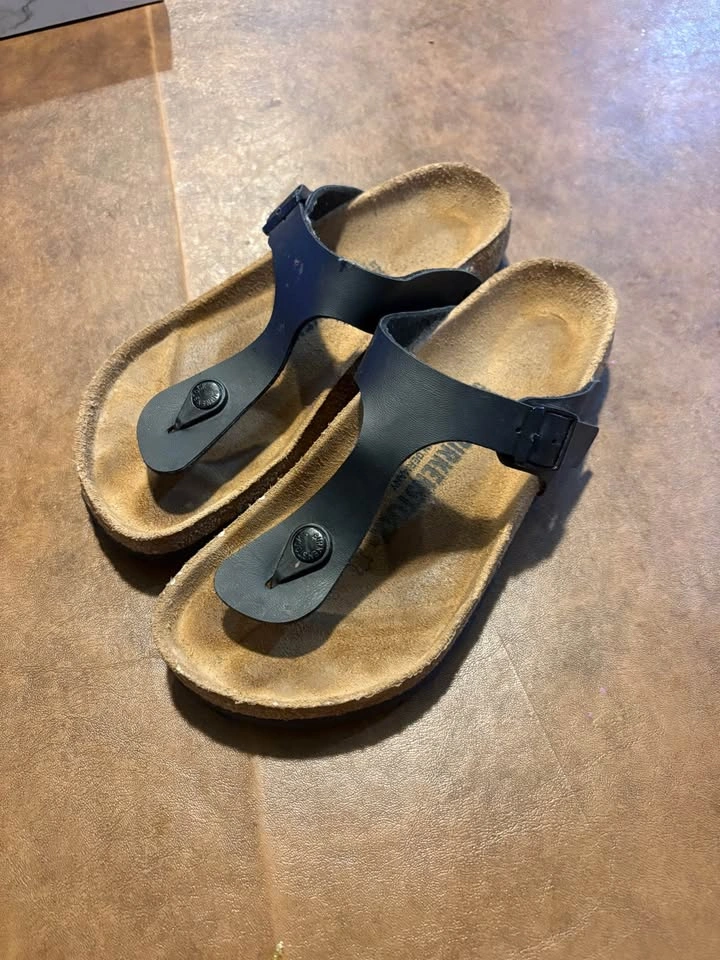 Birkenstock-style black Arizona sandals — Women’s