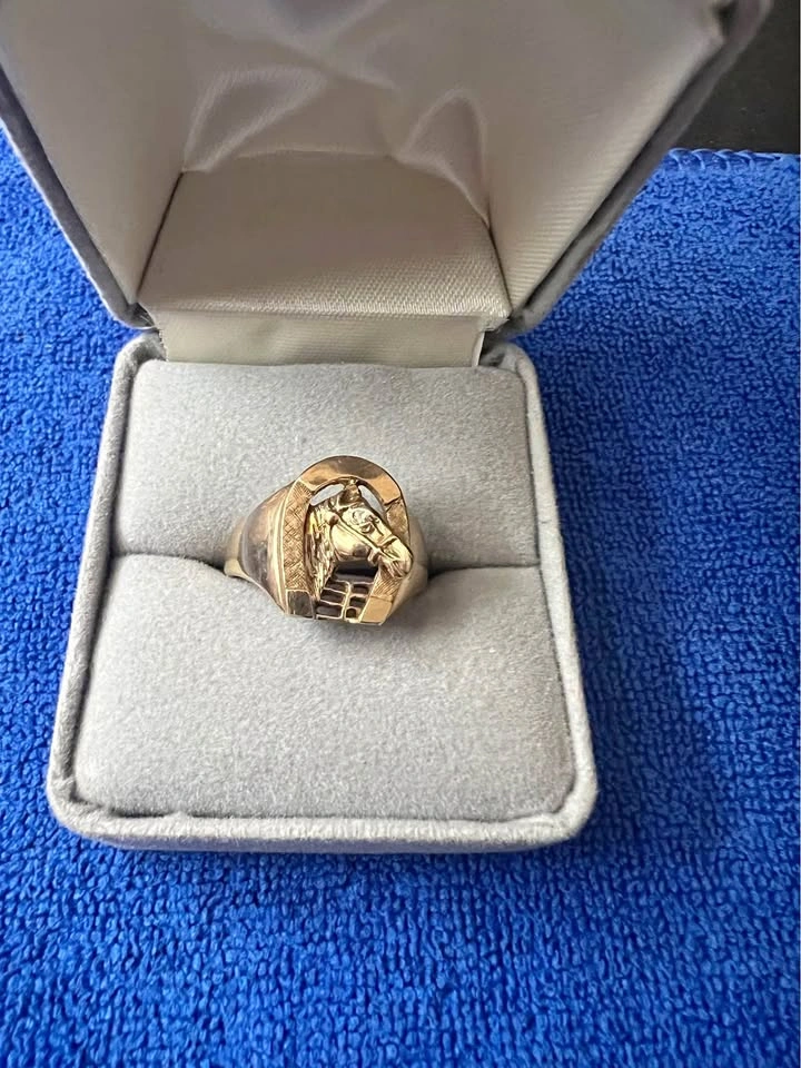 Lucky 10k Gold Horseshoe Ring