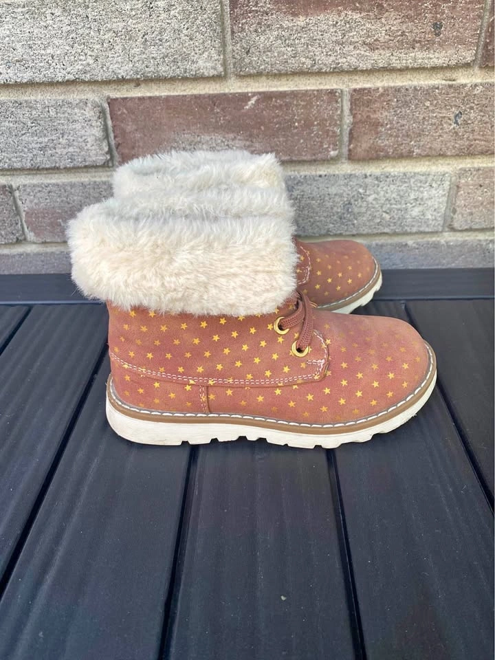 Toddler girl size 9T Star Pattern Faux Fur Lined Boots