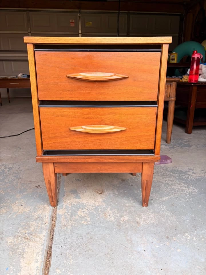 Refinished Mid-Century Modern Walnut Nightstand / End Table - photo 2