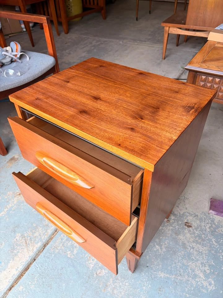 Refinished Mid-Century Modern Walnut Nightstand / End Table - photo 3