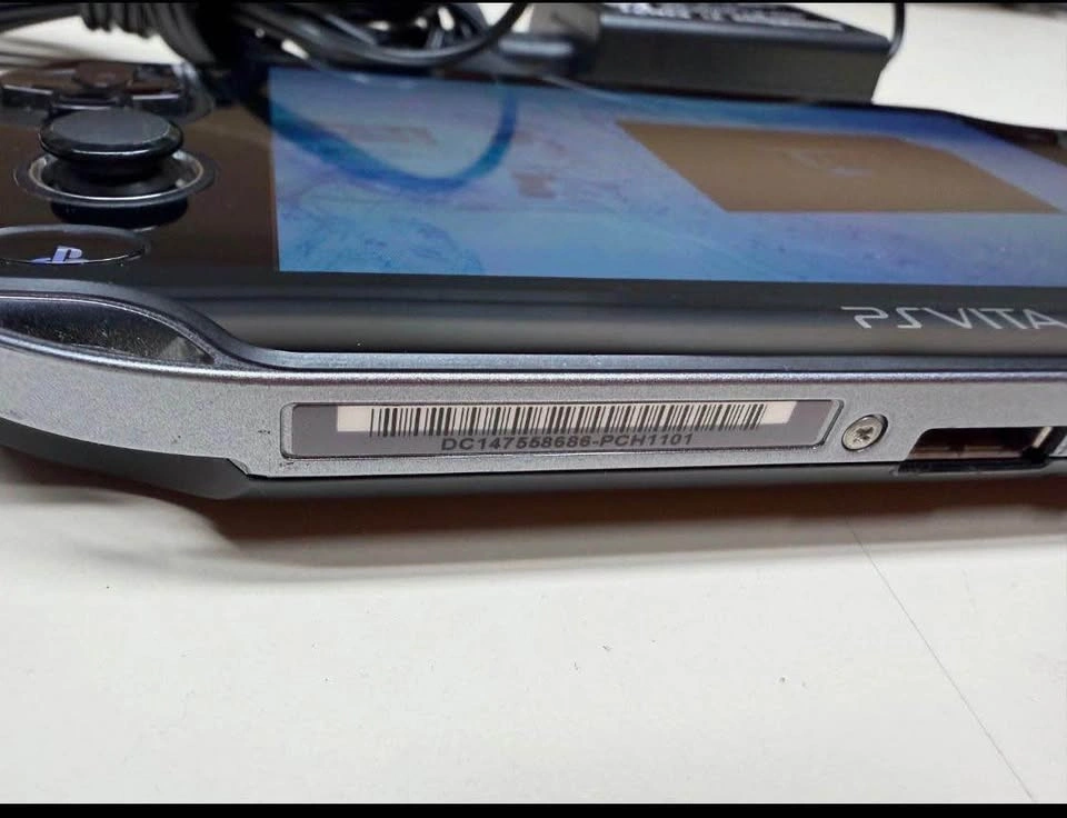 Sony PS Vita PCH-1101 Bundle with 3 Games and Charger - photo 2