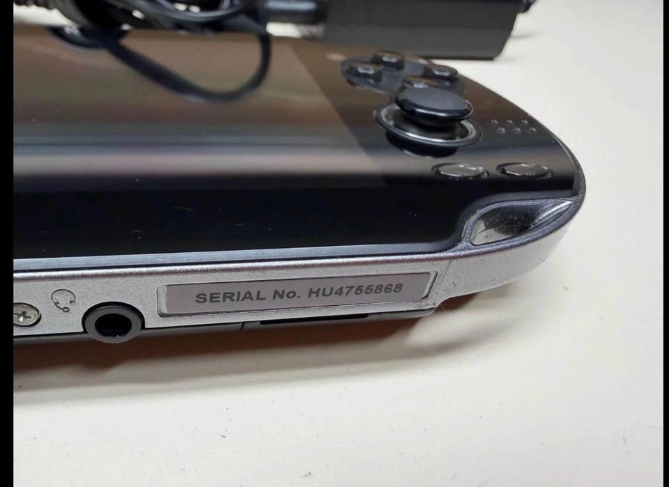 Sony PS Vita PCH-1101 Bundle with 3 Games and Charger - photo 4