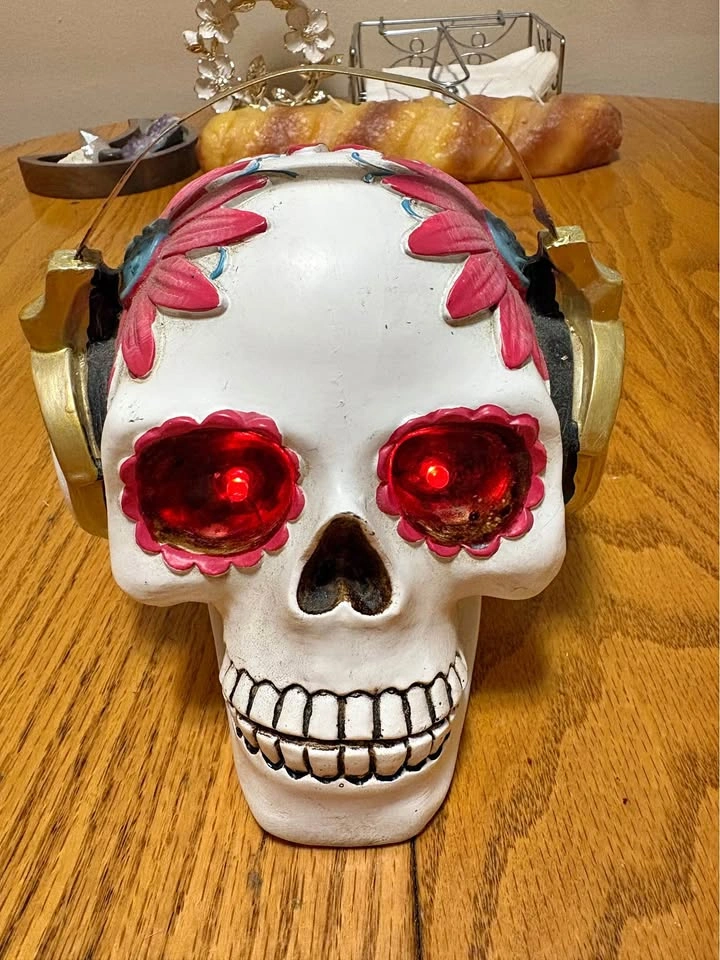 Light-Up Skull with Headphones
