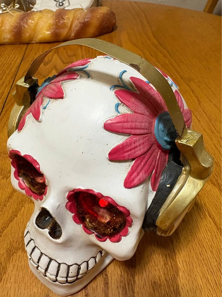 Light-Up Skull with Headphones - photo 2