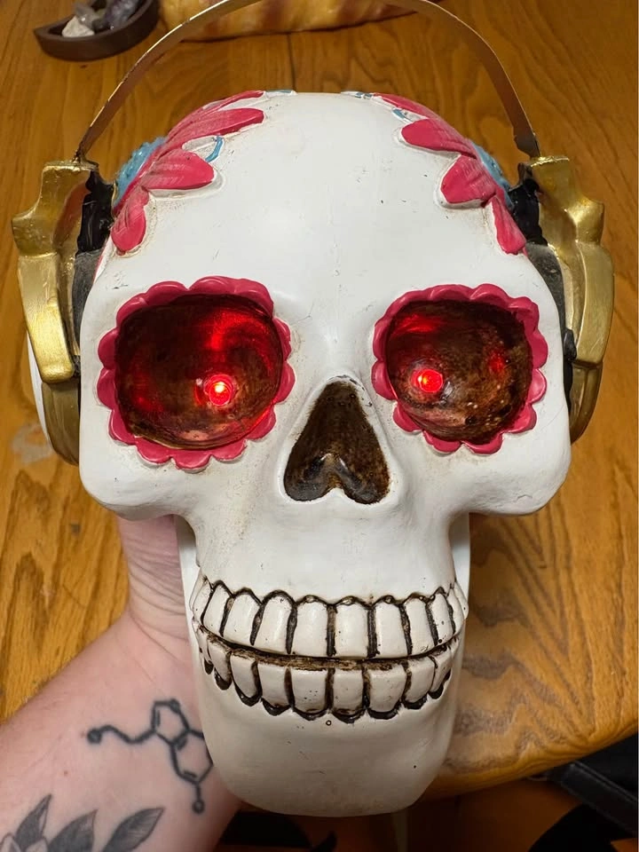 Light-Up Skull with Headphones - photo 5