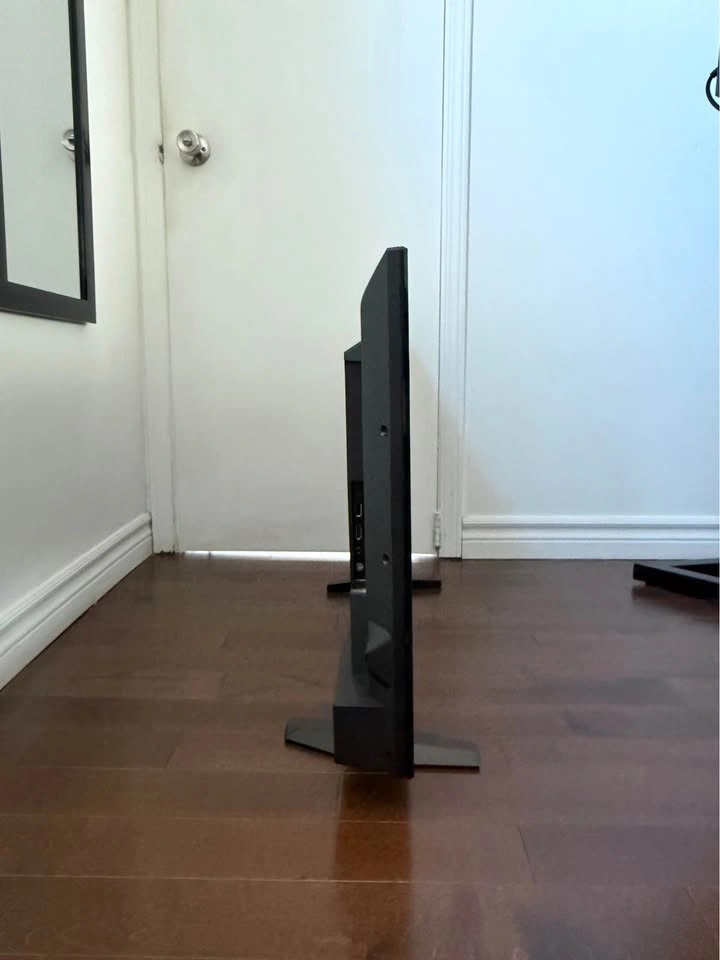 Insignia 39” Flatscreen TV - photo 2