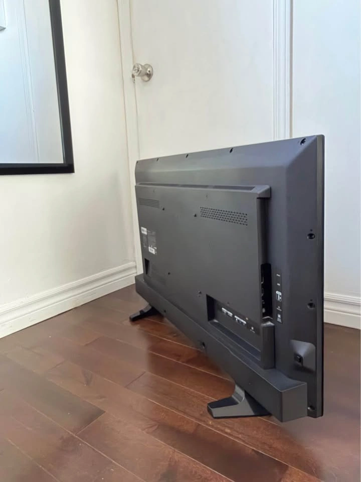 Insignia 39” Flatscreen TV - photo 3