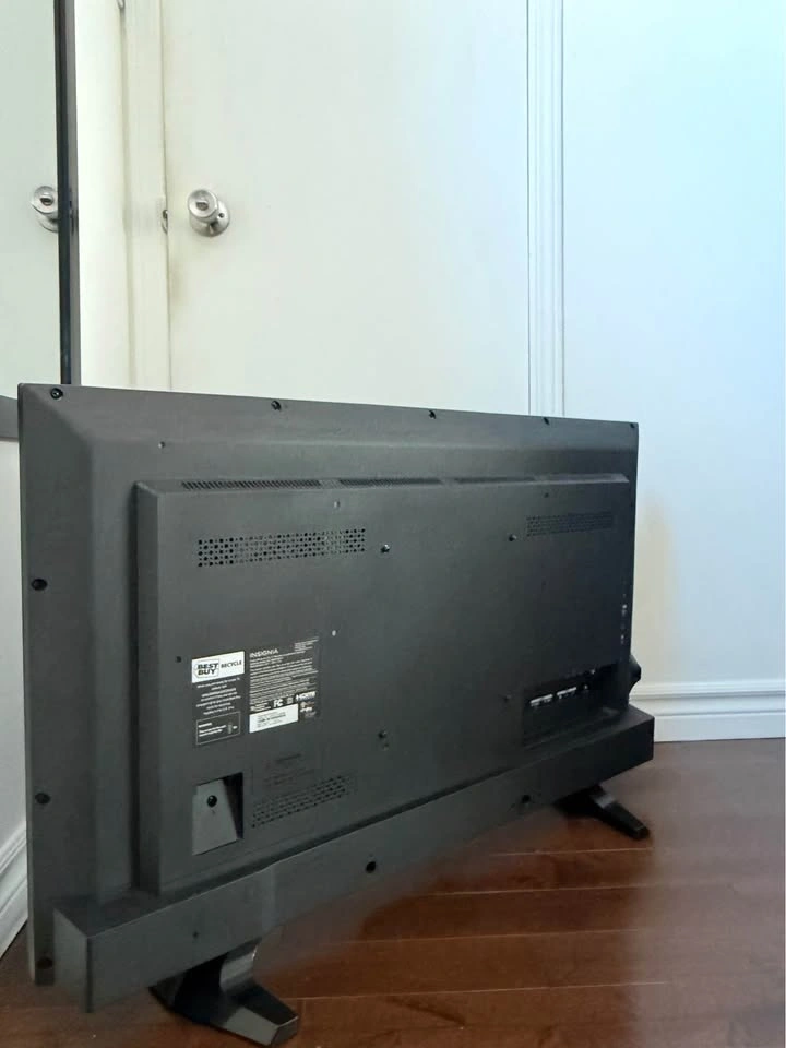 Insignia 39” Flatscreen TV - photo 4