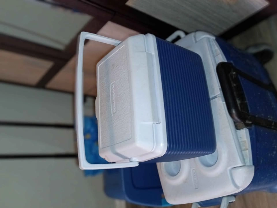 Small Rubbermaid Blue and White Cooler 🏈 - photo 3