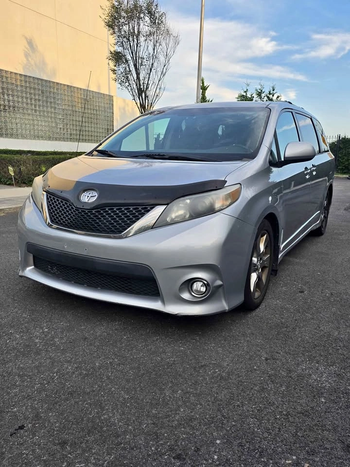 2012 Toyota Sienna SE Minivan 4D
