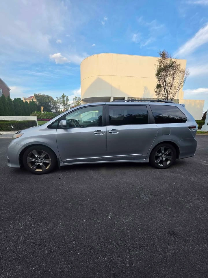 2012 Toyota Sienna SE Minivan 4D - photo 2