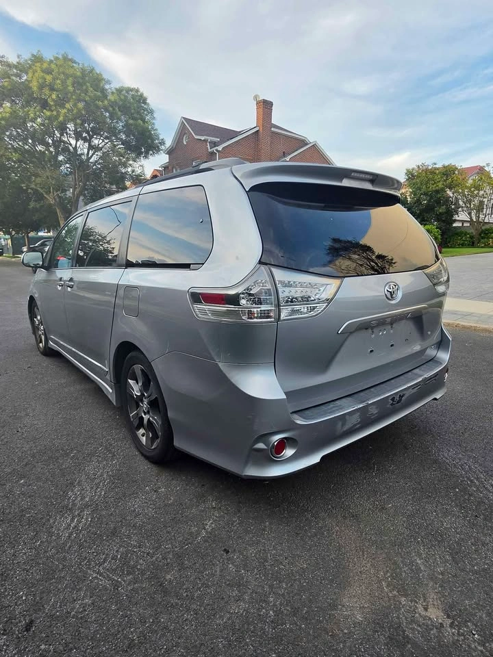 2012 Toyota Sienna SE Minivan 4D - photo 3