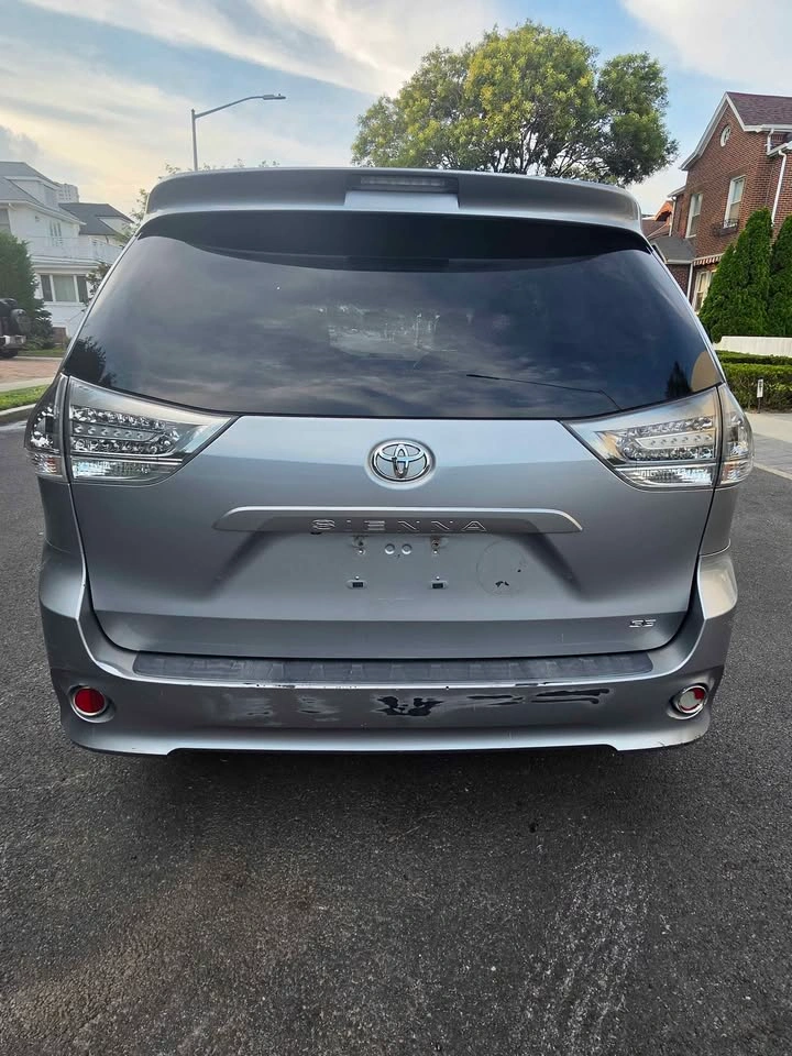 2012 Toyota Sienna SE Minivan 4D - photo 4