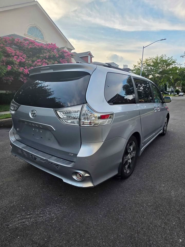 2012 Toyota Sienna SE Minivan 4D - photo 5