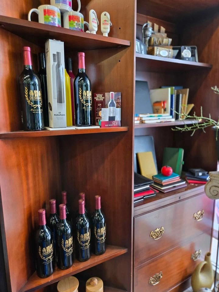 Beautiful desk, cabinet & display case - photo 3