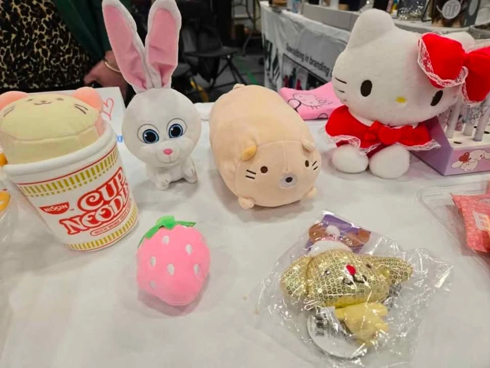BRAND NEW Hello kitty collectible - photo 2
