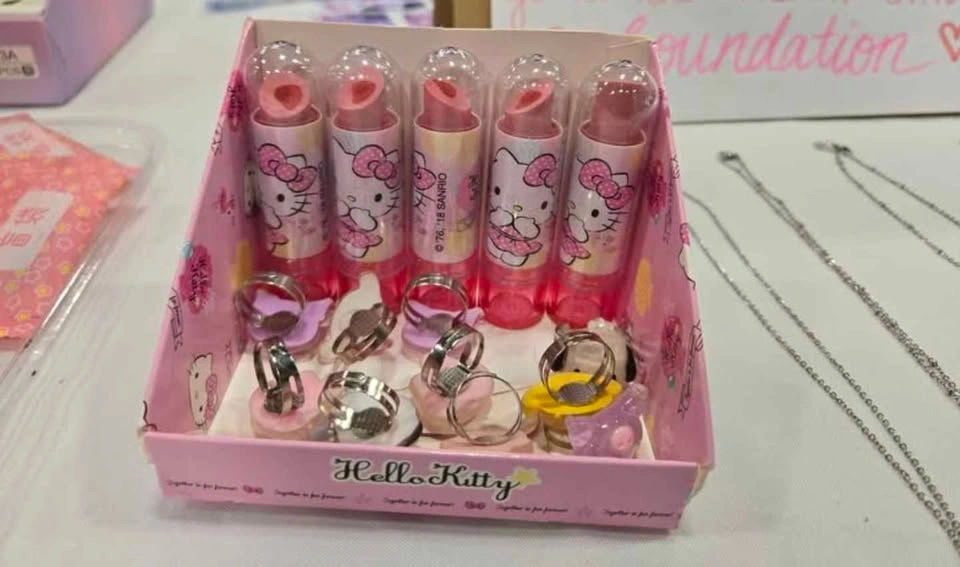 BRAND NEW Hello kitty collectible - photo 3