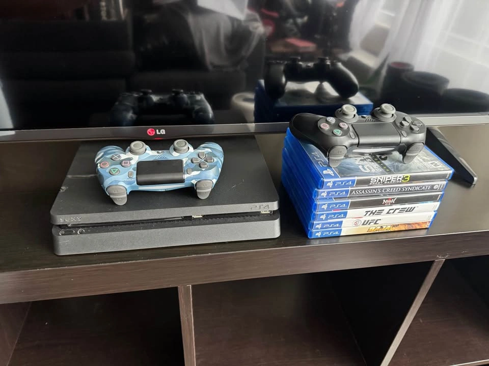 Sony PlayStation 4 Slim Bundle with 2 Controllers and 5 Games - photo 2