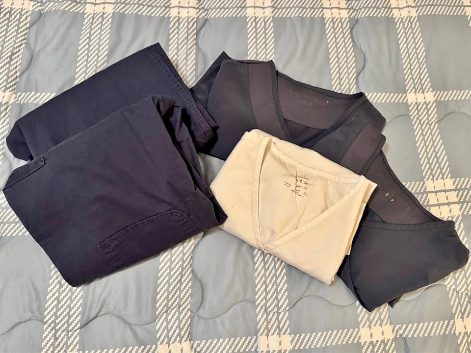 Women's Scrub Set Small (2 pants 3 tops)