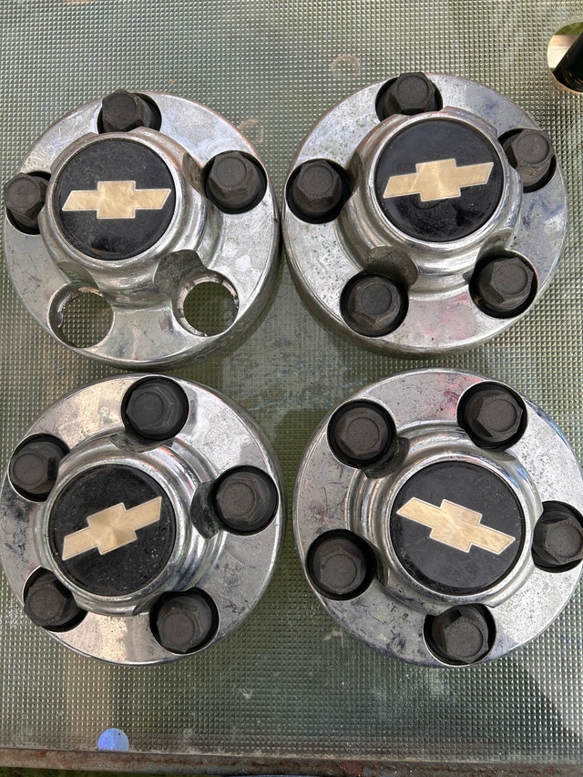 Chevy centre caps