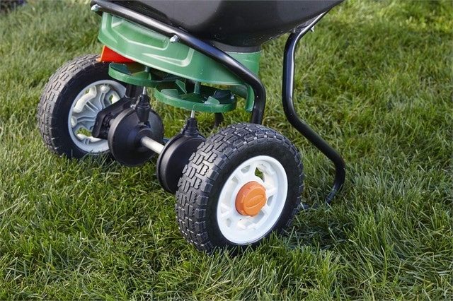 Scotts Elite Broadcast Spreader with Edgeguard, 20,000 sq. ft. - photo 3