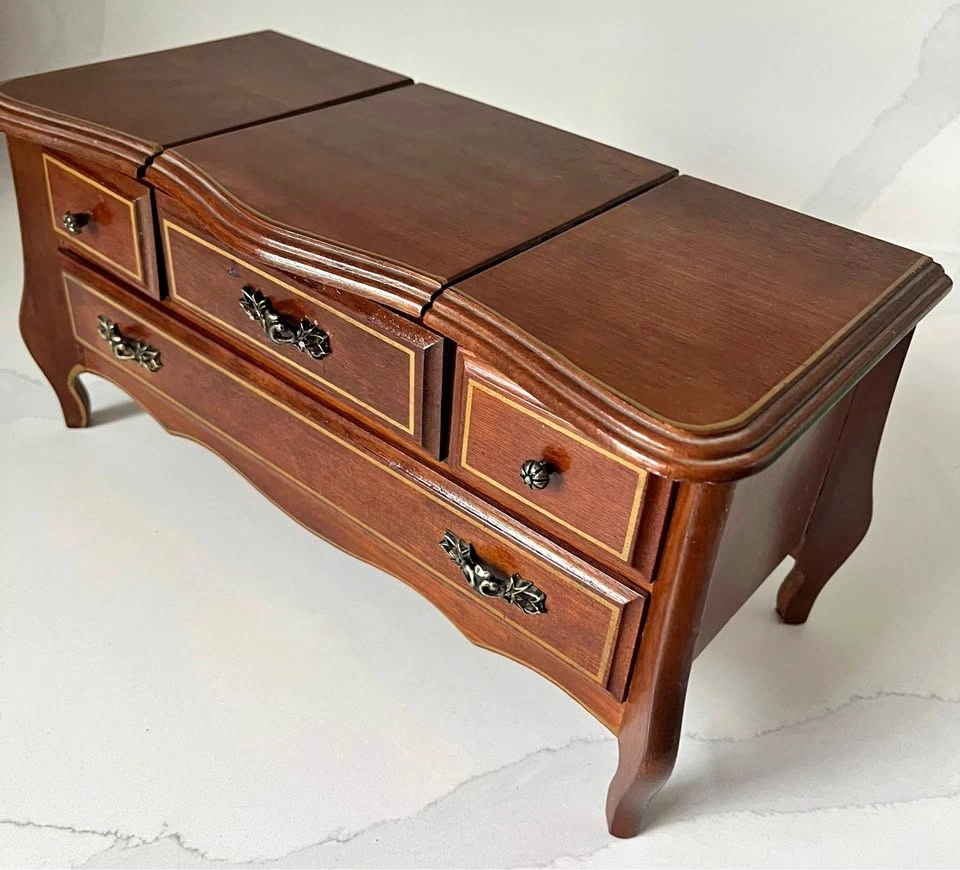 Elegant vintage mahogany jewellery box