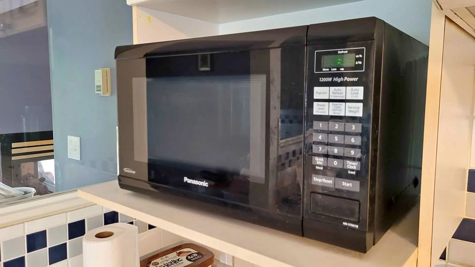 Panasonic 1200W Inverter Microwave (Model NN-ST651B)