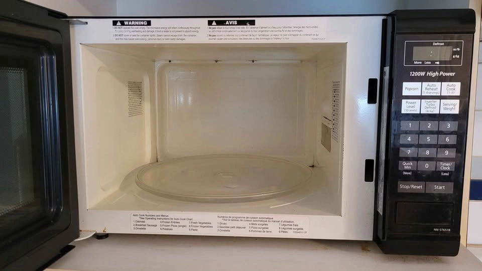 Panasonic 1200W Inverter Microwave (Model NN-ST651B) - photo 3