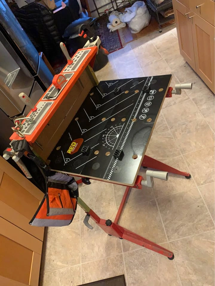 Kids adjustable work bench/woodshop Redbox - photo 2