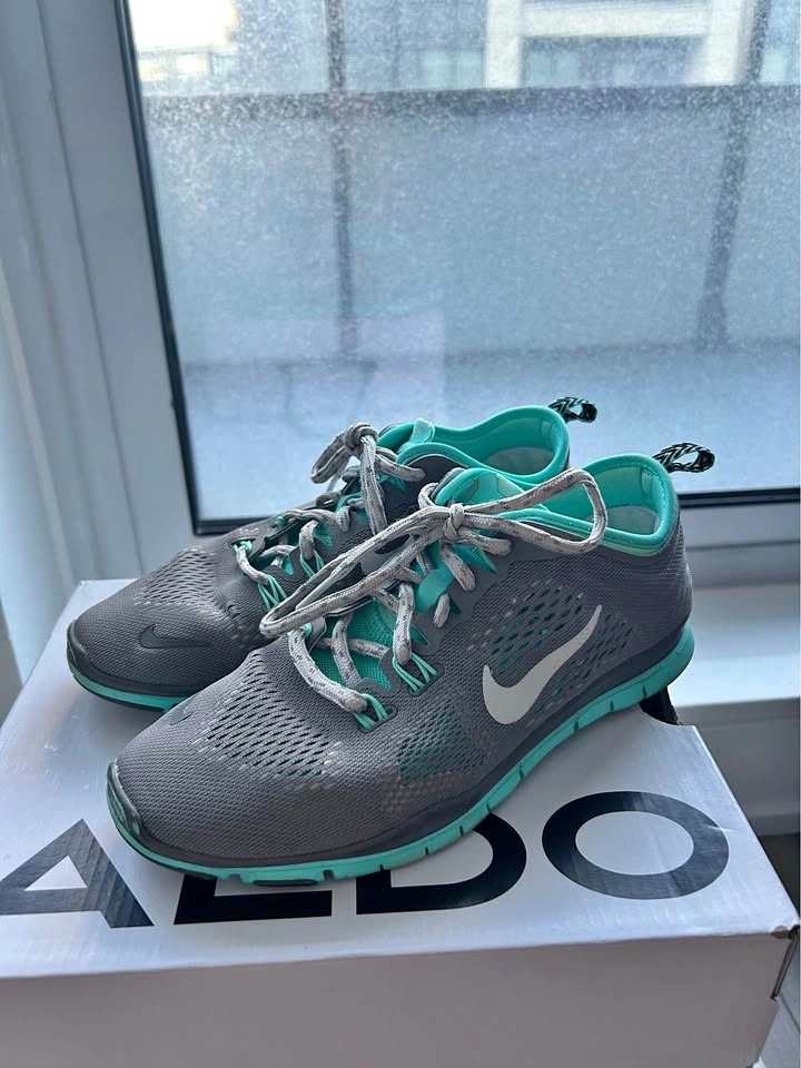 Nike - Grey & Teal Running Shoes (Size 6)