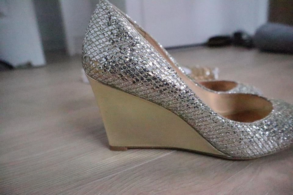 Badgley Mischka wedding shoes - silver with gold shift - photo 4