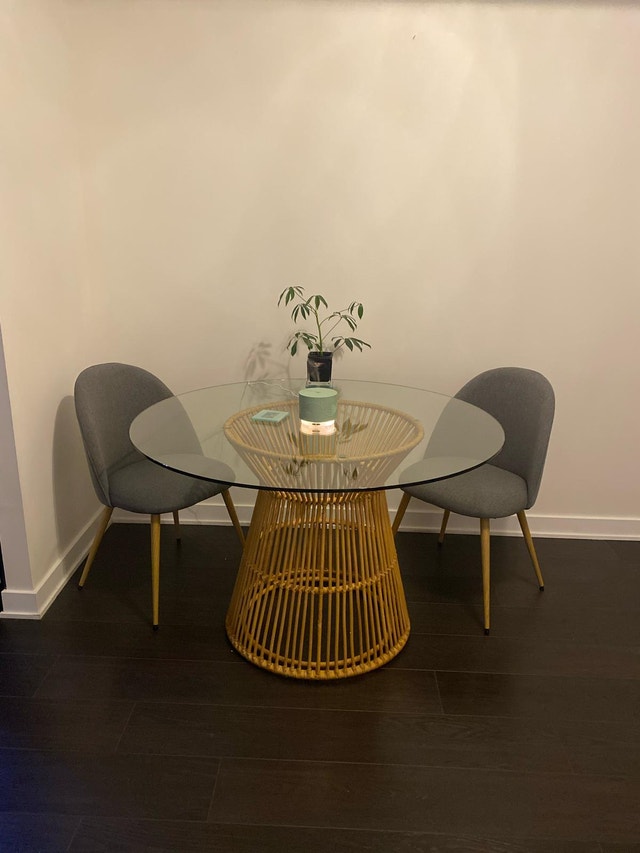 Round kitchen table