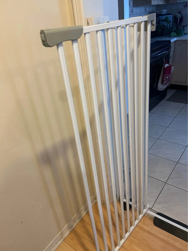 White Metal Baby and Pet Safety Gate - photo 2