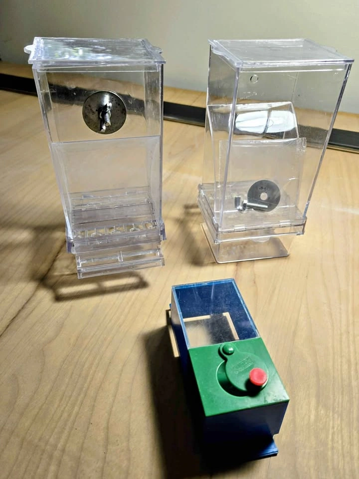 Parrot feeders and foraging toy