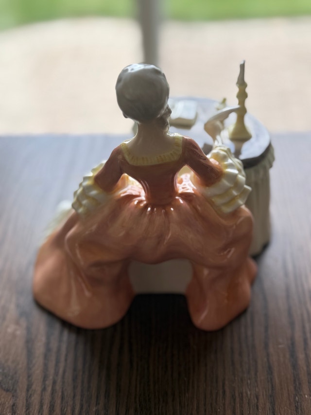 Royal Doulton Figurine - photo 3